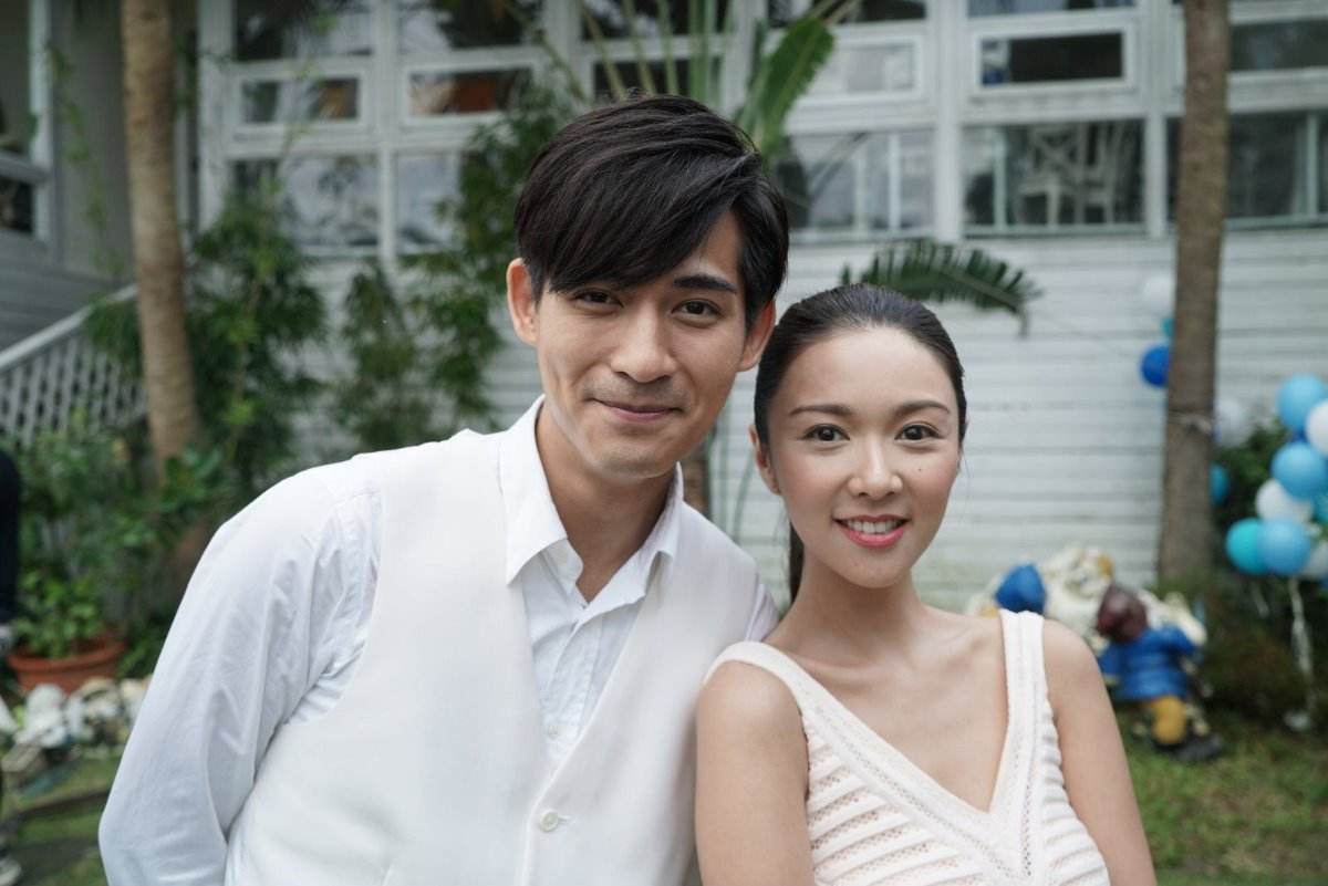 周渝民一家三口首同框，仔仔左手推BB车，右手搂妻超温馨