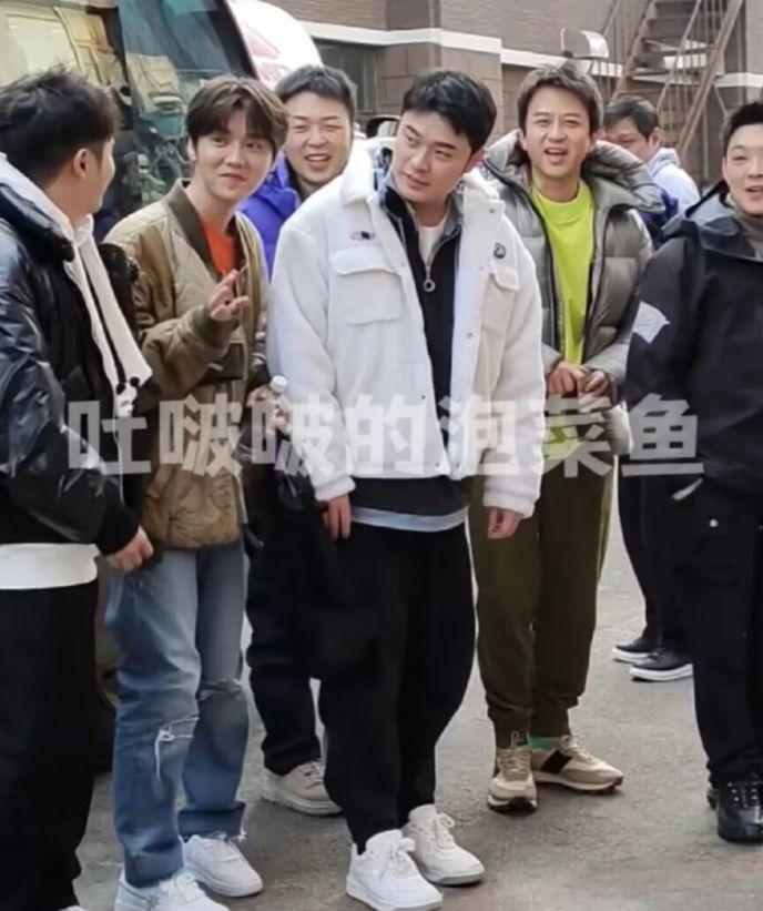 《五哈》洗浴中心路透，鹿晗“社恐”一直挠头，戴黑色冰袖遭调侃