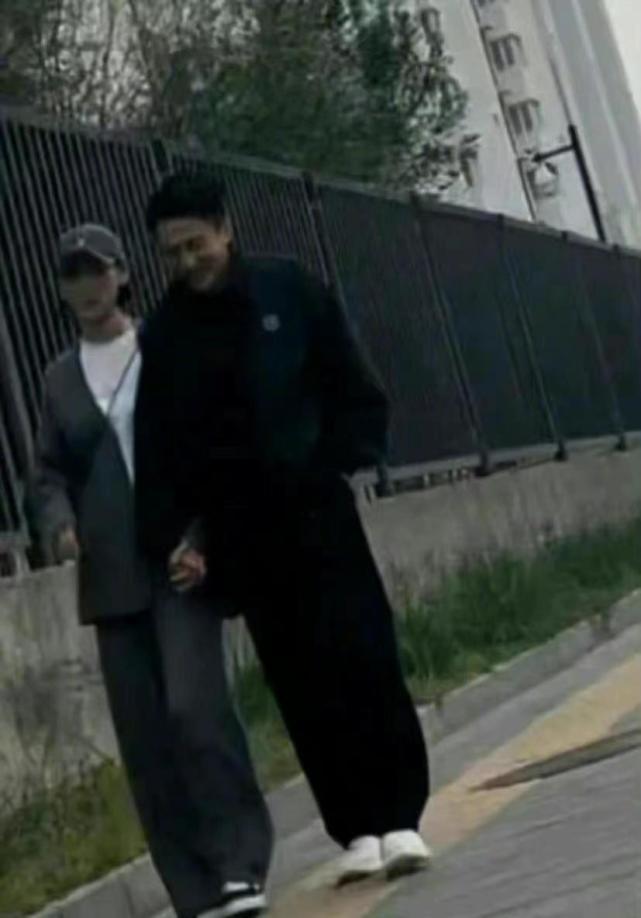李晓峰女演员个人资料（刘恺威李晓峰恋情实锤，两人牵手做核酸，刘恺威搂抱女友画面好甜）