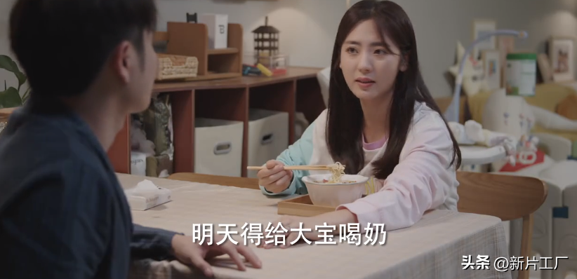 1岁张子枫扮妻，28岁邢菲演妈，真正聪明的人，从不执着“装嫩”"