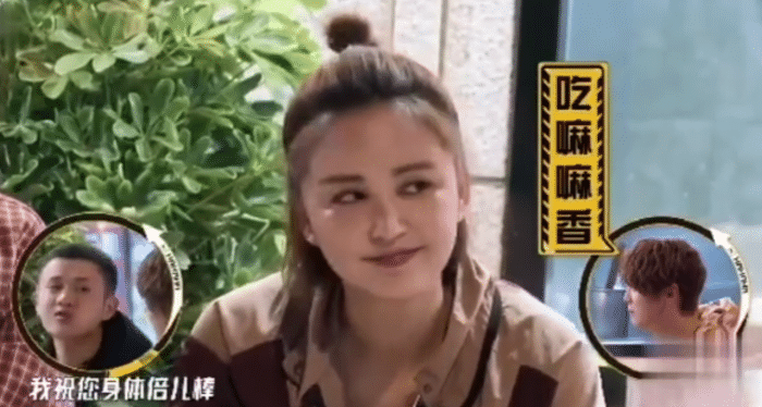 袁弘夫妇现身机场热聊不停感情好，张歆艺瘦回女神范天鹅颈抢镜
