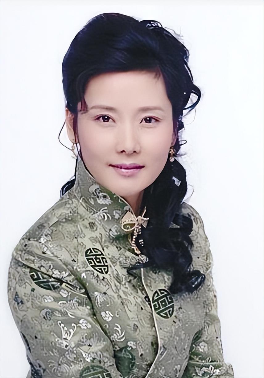 嫁给老师儿子，和丈夫结婚34年的何赛飞，现如今她怎样了？