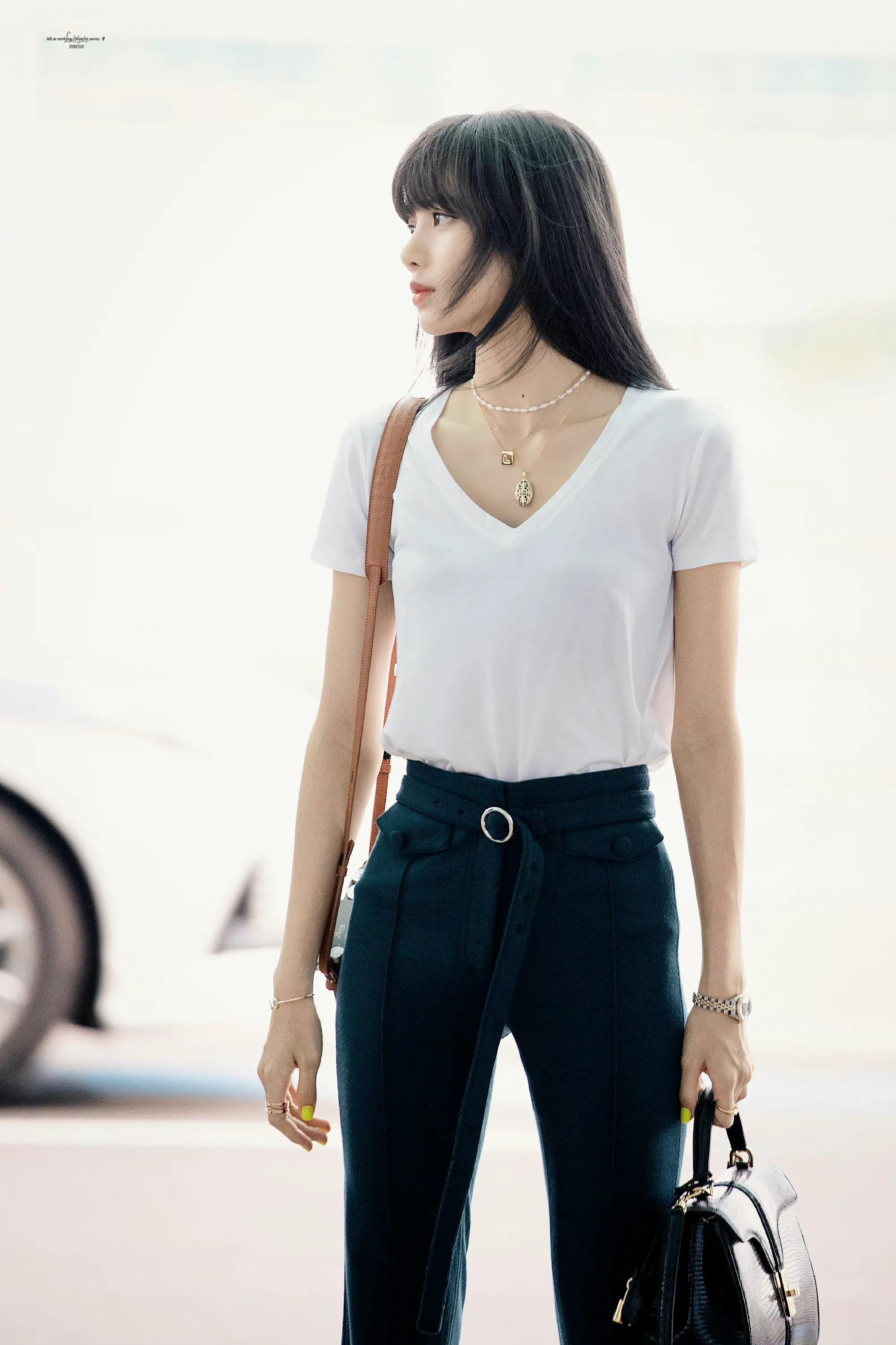 lisa个人资料简介： “人间芭比”Lisa，标准九头身身材