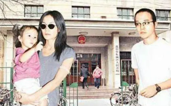 有过四任男友，两段婚姻的王菲，如今年过五旬迎来第三春