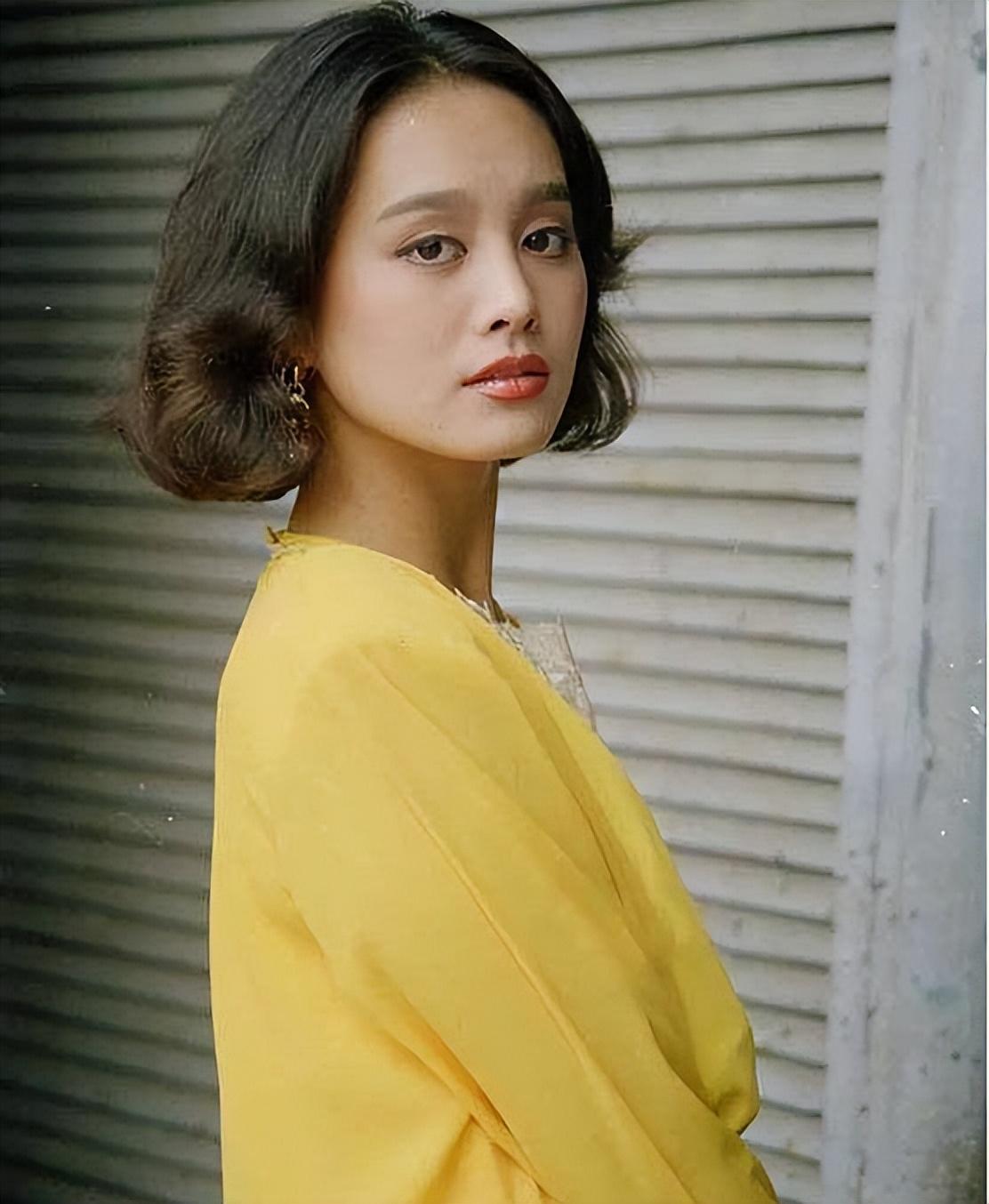 与美国丈夫离婚后的宁静，经历了一次失败的姐弟恋，如今单身一人