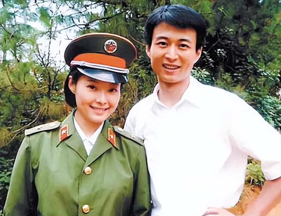 袁立个人资料：靠美貌拿下4个男人，三婚嫁给小11岁诗人，至今无儿无女