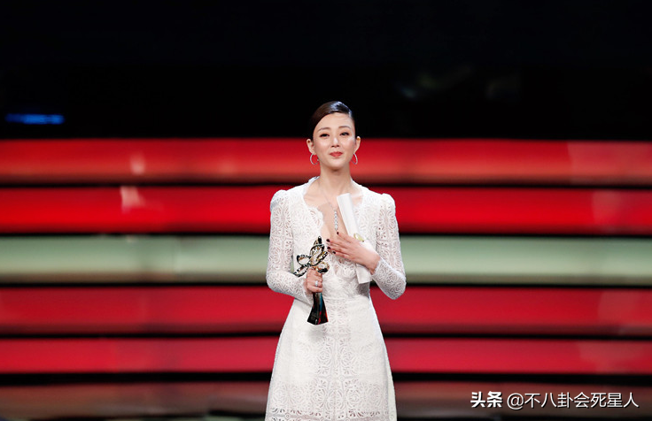 2岁殷桃穿性感泳衣，身材火辣像20岁，多段情史至今未婚"