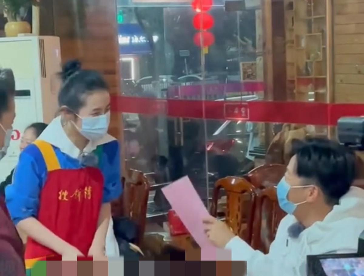 张子枫餐厅体验服务员，偶遇王宝强点餐吓一跳，10年前曾演他女儿