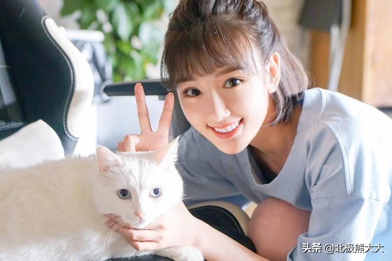 毛晓彤个人资料简介作品（毛晓彤：曾被父亲抛弃扔进垃圾桶，成名后父亲向她要5000万赡养费）
