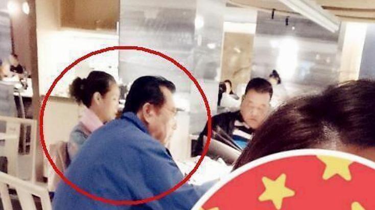 1岁李双江与小27岁娇妻同框，梦鸽在病房展歌喉，状态太好了"