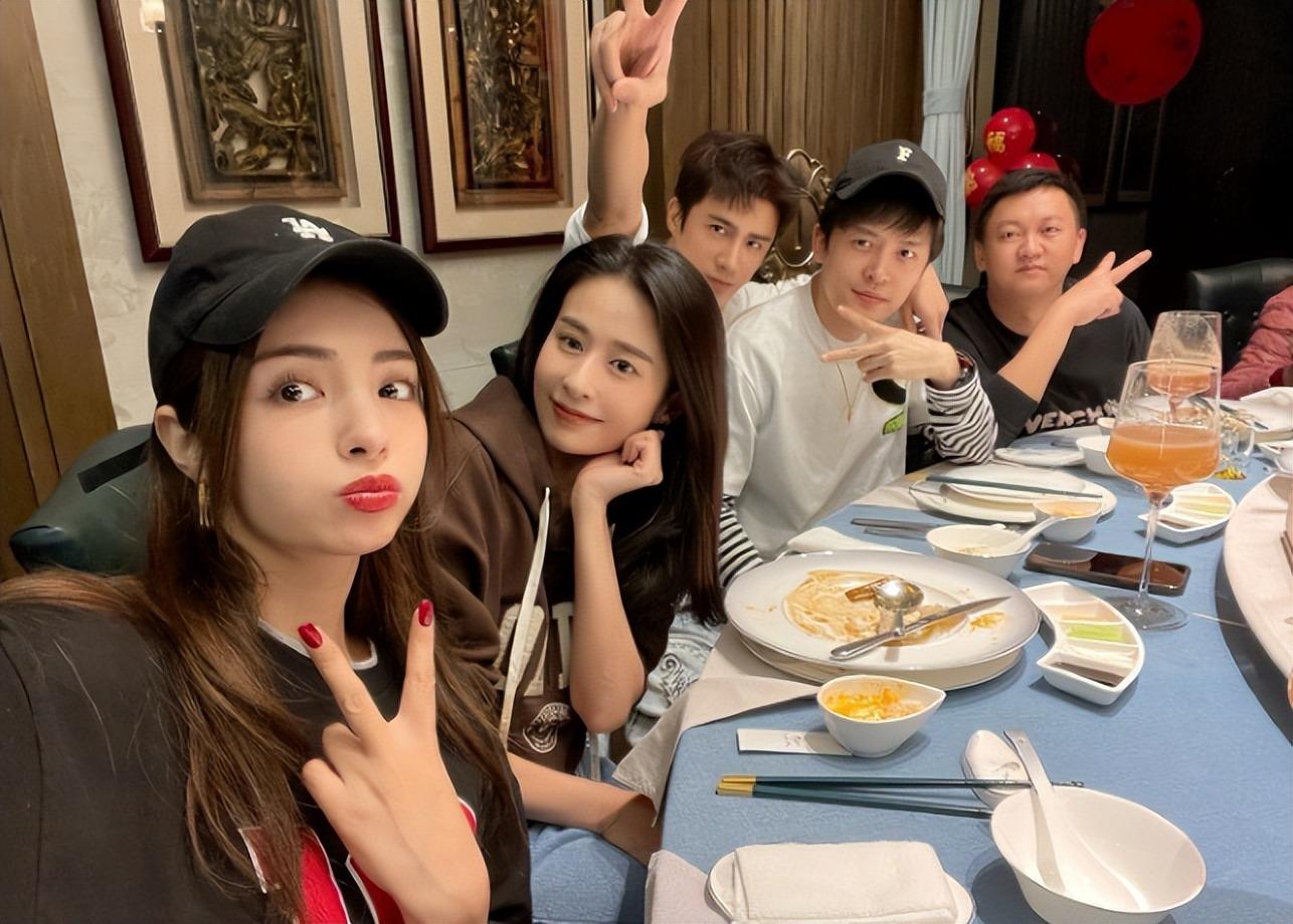 颖儿晒与友人聚会照，和小10岁赵露思同框比美，颜值气质不相上下