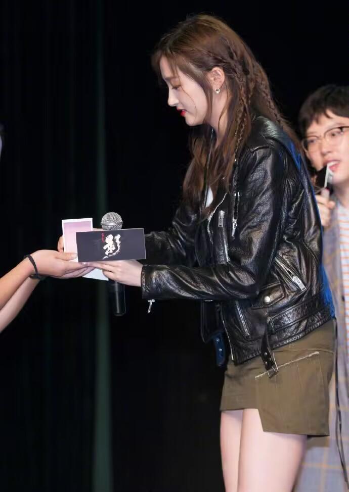 不愧是关晓彤！“二分裙”也能轻松驾驭，搭配皮衣美出新高度