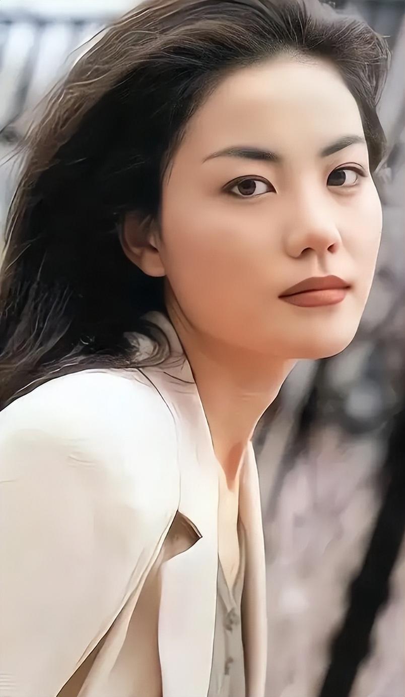 王菲简介个人资料（王菲：两婚两离，53岁和谢霆锋只恋爱不结婚，今两个女儿成她烦恼）