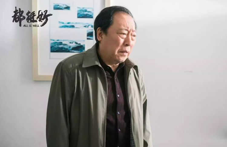 倪大红话剧首映，妻子女儿罕见现身，助理称其“嫂子”