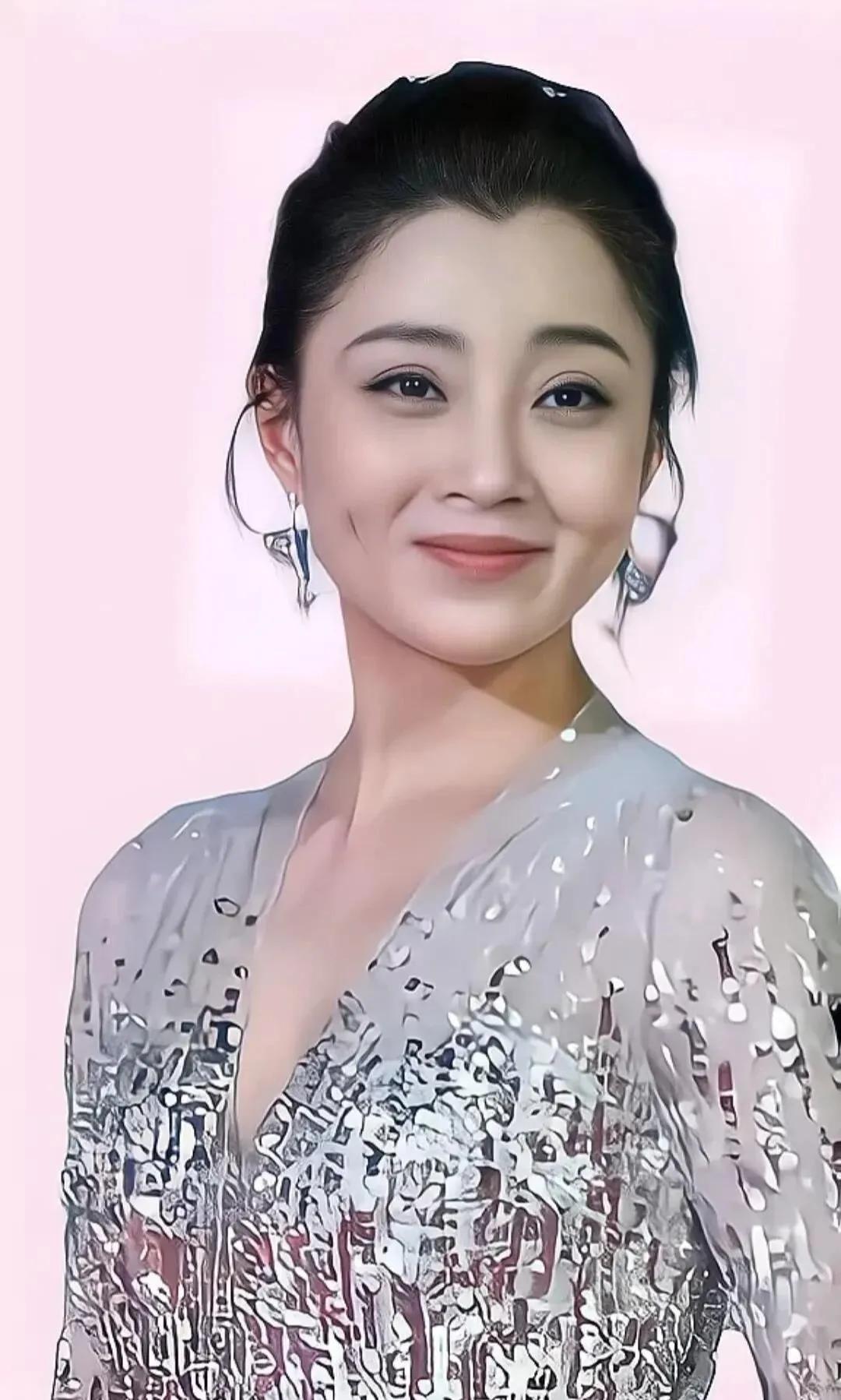 3岁的殷桃：5段感情1次婚姻，如今单身活的像花一样幸福！"