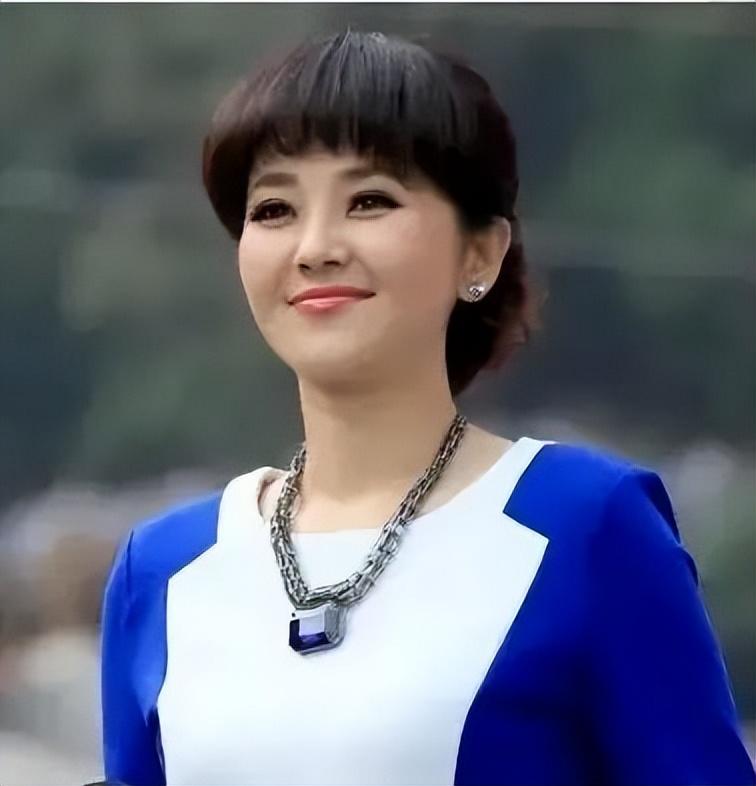 方琼简介个人资料（方琼：嫁大8岁副台长，闪婚后为丈夫生儿子，如今活成人生赢家）