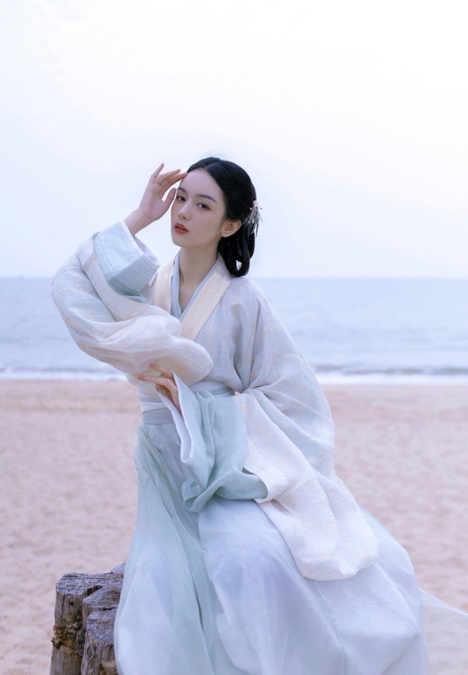 女星周也的俏丽古装扮相，如出水芙蓉般美丽